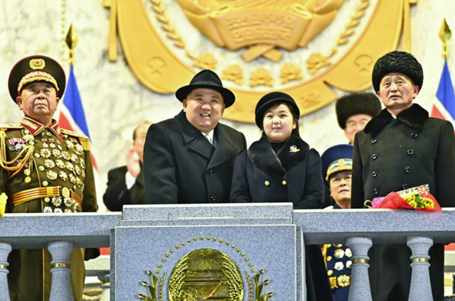 金正恩父女同台阅兵有何特殊之处 姿态举止神似其母