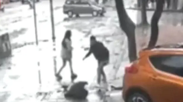 警方通报醉酒男子当街摔打女子