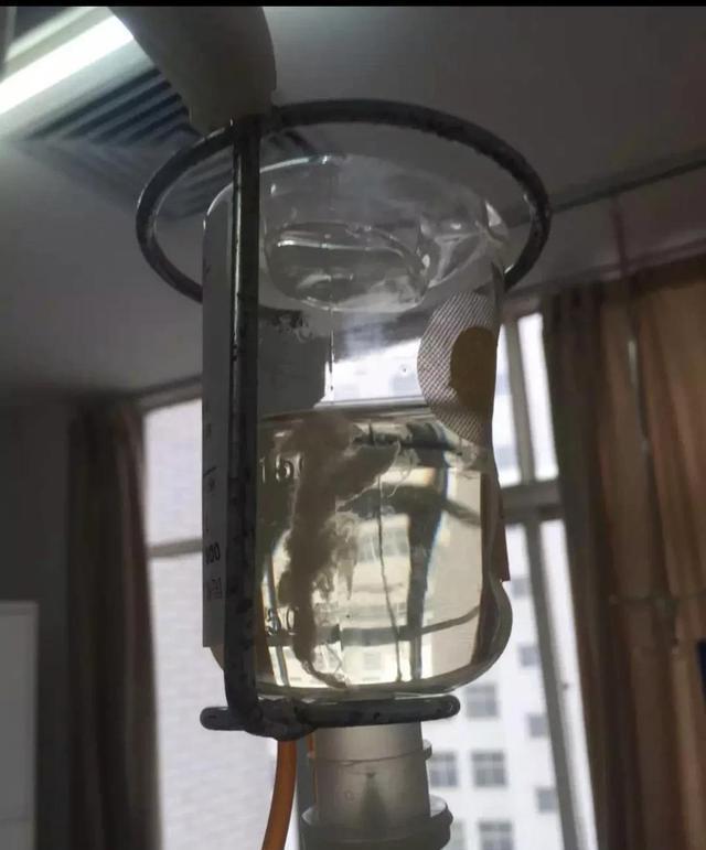7旬老人输液瓶内现絮状物抢救3小时 院方：愿按检测结果承担责任