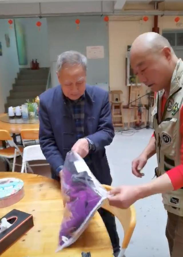 91岁爷爷给88岁老伴网购生日礼物 被老一辈的爱情暖到了