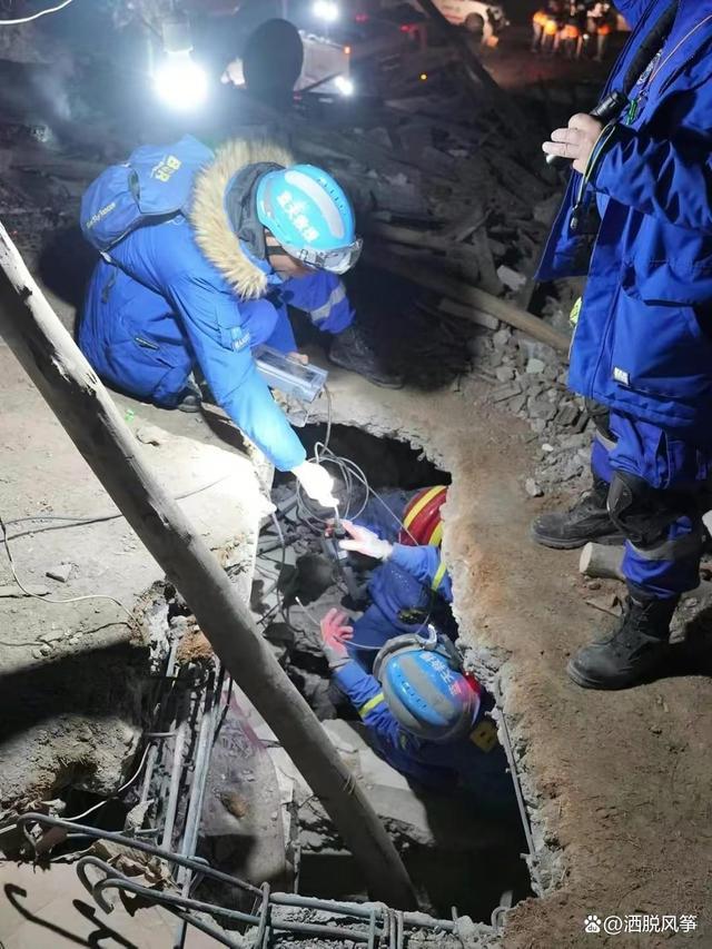 女子被困废墟25h用卫生纸吸雨水喝 靠着坚强的意志在土耳其地震废墟下重获新生