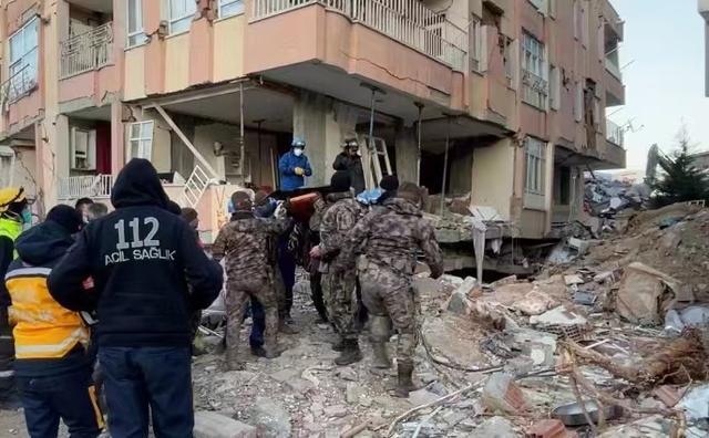 土耳其救援直击:抬出11岁男童遗体“我们已看到他了，那我们就不能放弃不管”