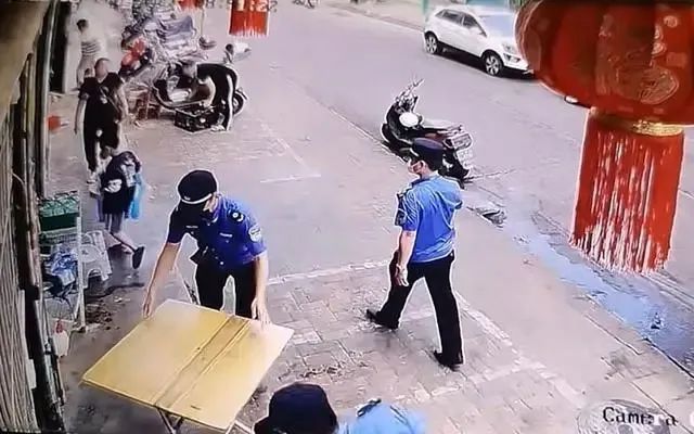 城管没收孩子作业桌 官方：简单执法 责令道歉