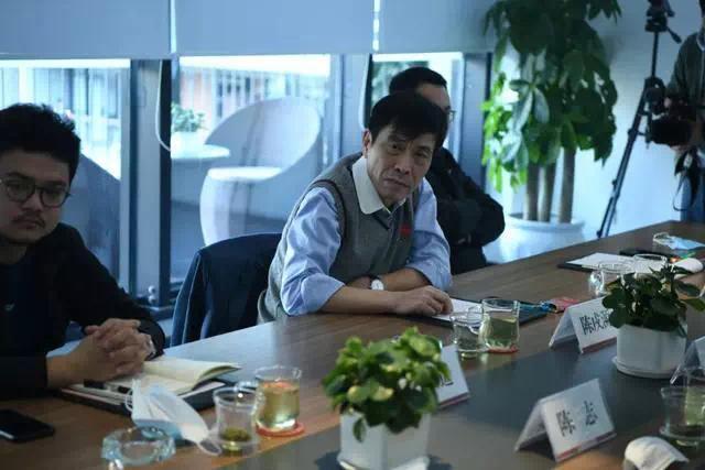 陈戌源开会照曝光 桌上2盒软中华 桌面凌乱，发言稿不足一页A4纸