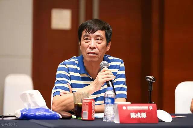 陈戌源开会照曝光 桌上2盒软中华 桌面凌乱，发言稿不足一页A4纸