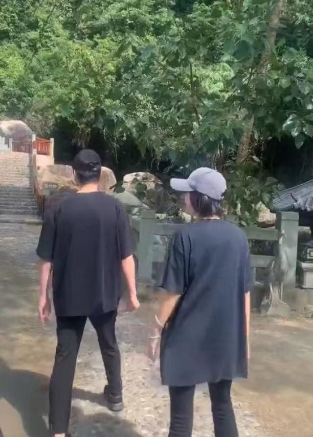 网友海南偶遇秦岚魏大勋 魏大勋你小子真的好福气啊都是美女