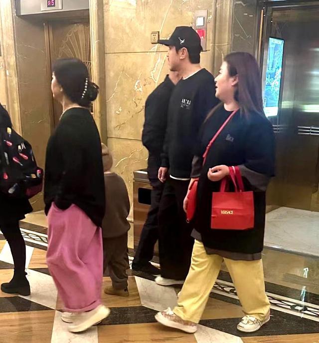 沈腾带老婆参加婚礼 又被狠狠秀了一把