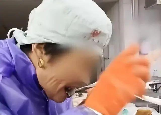 女工用牙给生鱼剥皮，公司回应：都是临时工干的！