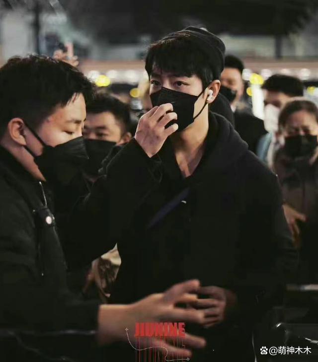 肖战指挥代拍人群疏散温柔且有力量 被偷拍护照应激反应让人心疼