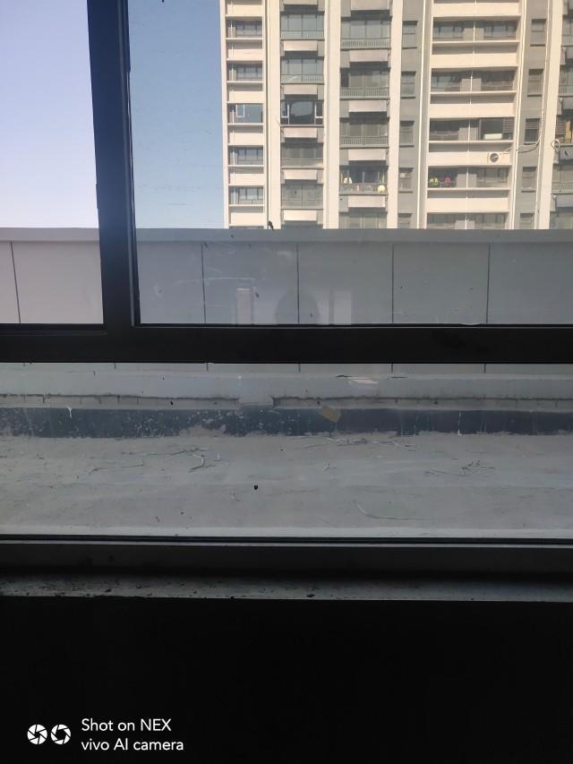 购房者不知窗外5米有高墙拒绝收房，维权两年未果，销售经理建议其收了房然后自己卖出去