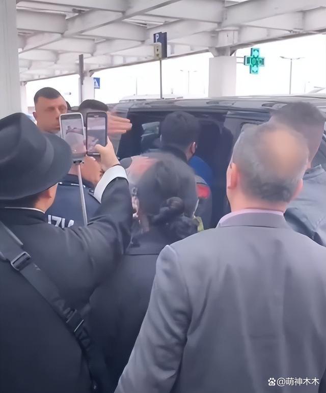 肖战登泰趋第一抵达米兰时装周展示咱们华人风采！