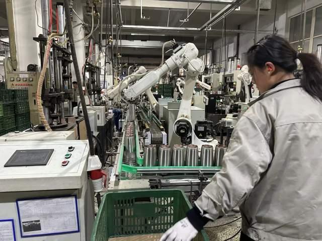 00后不愿进工厂了，以后就靠机器人? 代工厂内卷加剧
