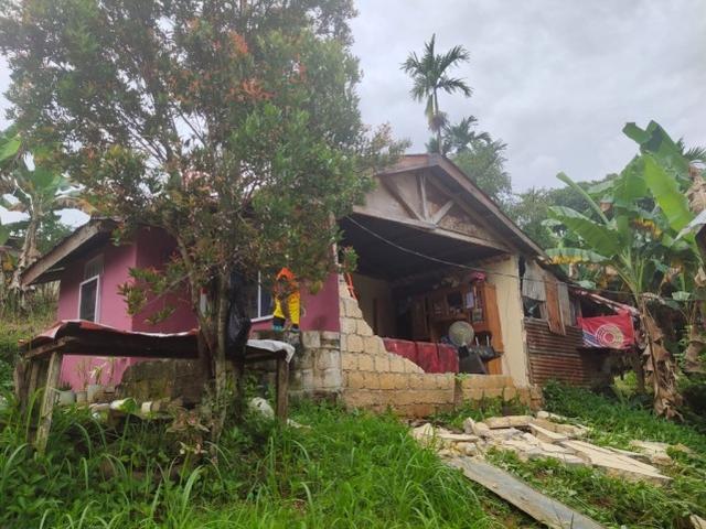 印尼一省因谣言引发骚乱，民众聚集在警察局门前 安保人员朝骚乱者开枪致10人死亡