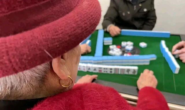 101岁老人每天赶2场麻将：能扛百斤大米，嗑核桃啃猪蹄