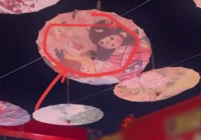 大爷怒斥夜市挂日式雨伞 活动主办方回应：当天已换掉，是国潮雨伞