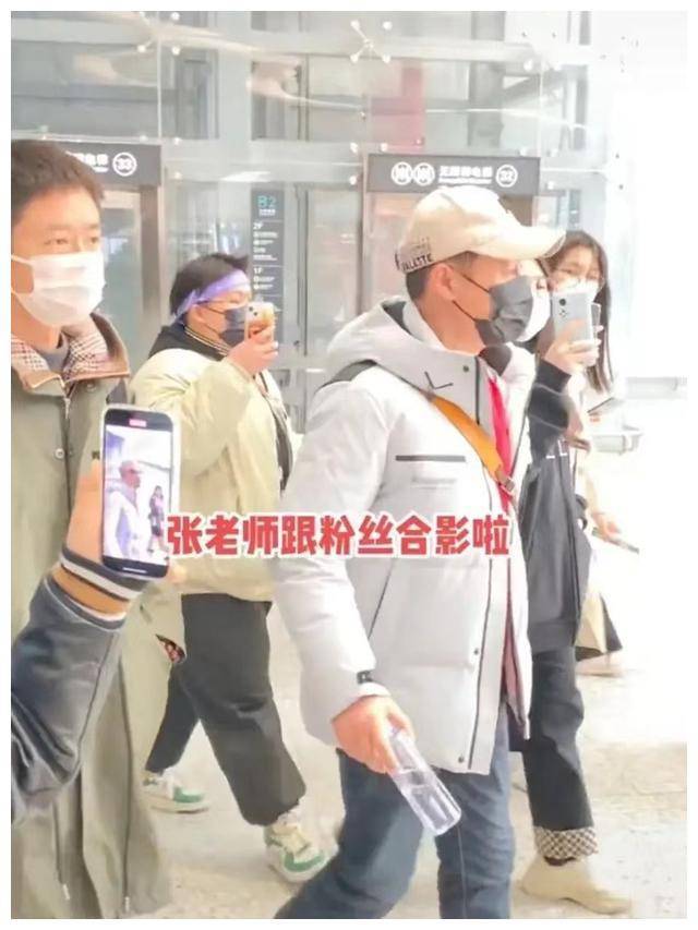 张颂文希望大家别再接机 乖乖配合粉丝拍照