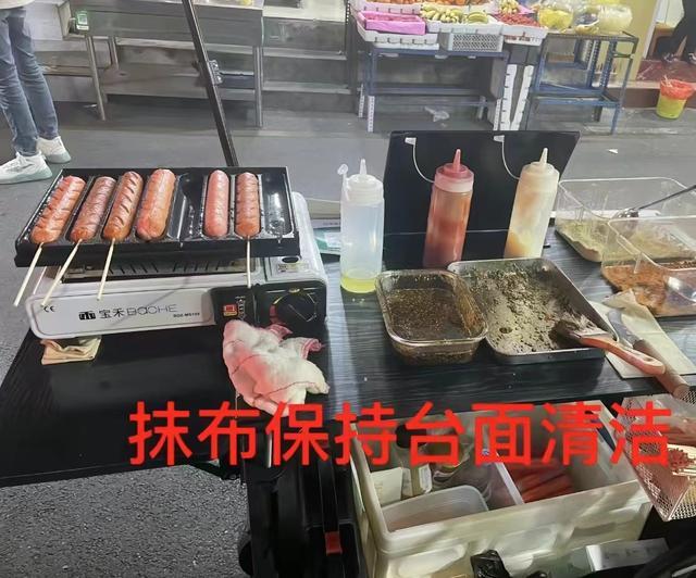 女护士下班摆摊卖“无菌烤肠” 随时保持干净清洁，网友：羡慕精力充沛
