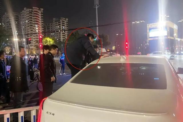 车子冒起浓烟司机晕厥，辅警着急救人徒手掰车玻璃救人