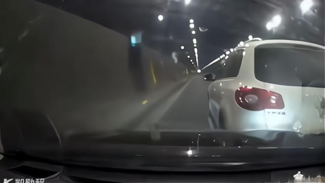 女子开车一百公里撞四次 交警发问下甩锅“路太窄”