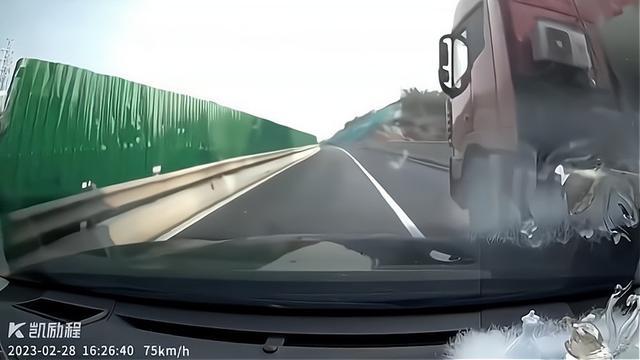 女子开车一百公里撞四次 交警发问下甩锅“路太窄”