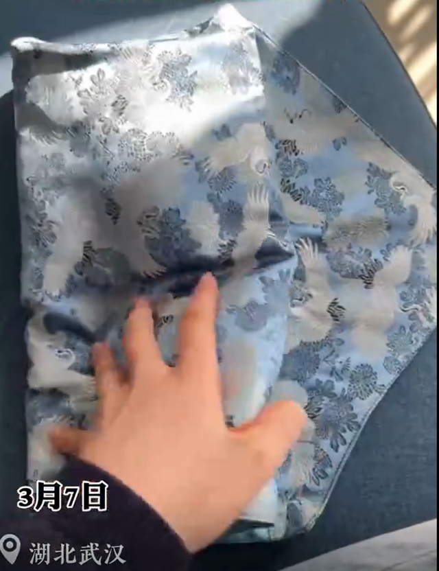 痛经女生晒异地男友制作的手工包 又是别人家男友