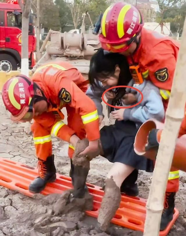 女孩深陷泥潭消防员挖泥救援 救出后她自己都笑了