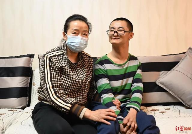 脑瘫男子发3篇SCI论文 现在即将“博士”毕业