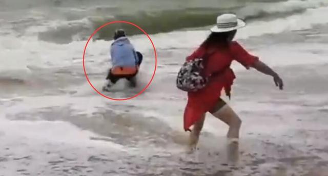 女子为捡拖鞋被浪击倒  场面惊险幸亏大哥出手相救
