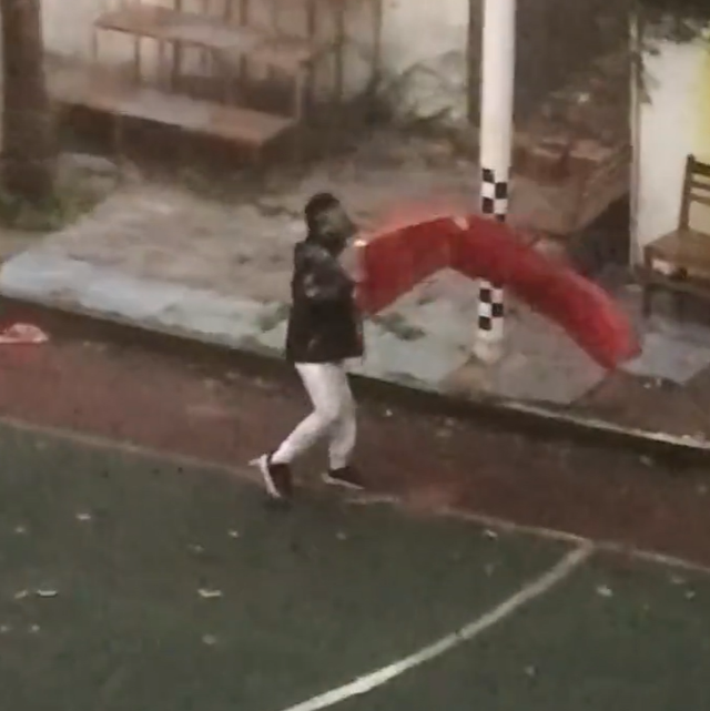男生在雨中奋力保护国旗,校长谈男孩雨中保护国旗!