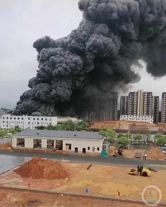 江西赣州工厂大火：黑烟升腾而起 火势很大1人受伤