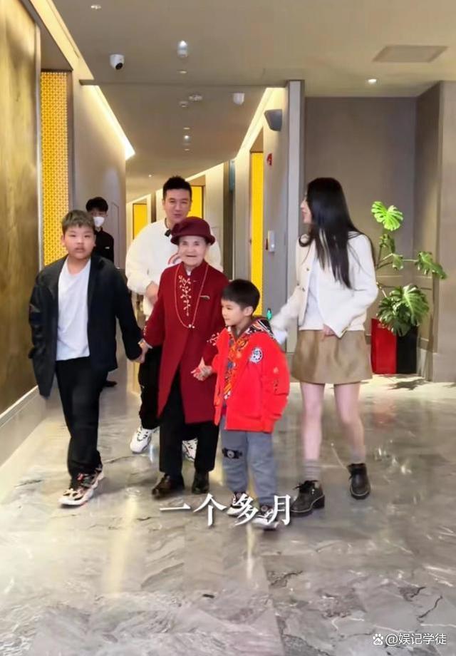 杨子晒出为妈妈庆生视频 大儿子变化巨大，夫妻俩态度让人心疼