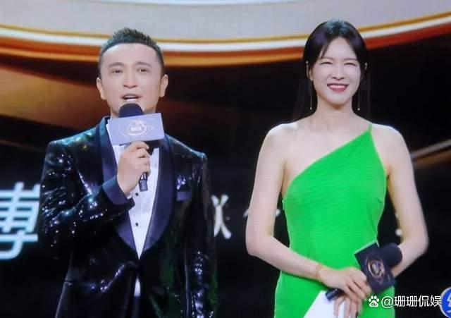 微博之夜李艾被嘲笑容越僵眯眼卡壳等 尼格买提展现出央视实力