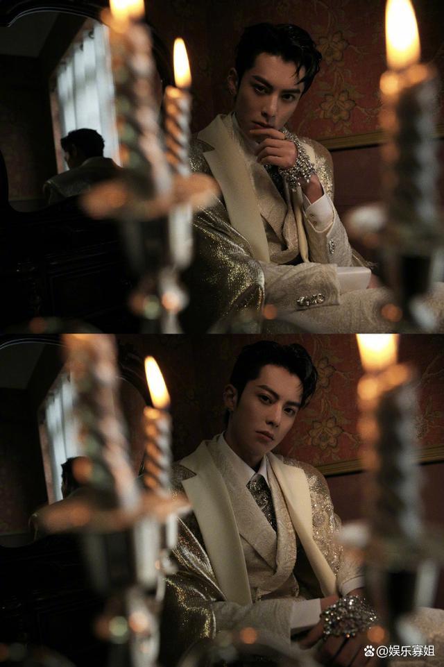 王鹤棣宫廷风白西装造型好帅是暗黑王子没错了 王鹤棣拉刘耀文手打招呼好可爱