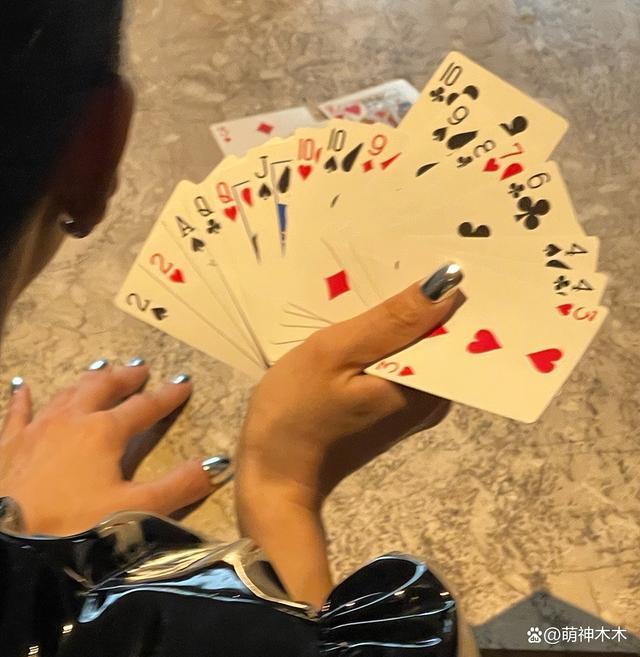 王鹤棣檀健次合照，惠英红宋佳打牌，金晨干饭吃自带便当
