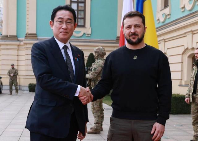 闪电访乌给给泽连斯基带去一份“大礼”？岸田送给泽连斯基写有“必胜”二字的“幸运物”，在日本国内引抨击