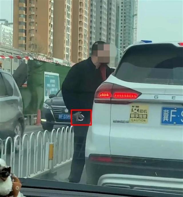 河北掏手铐威胁他人男子非公安人员 系某平台网约车司机，已被行拘