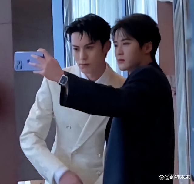 王鹤棣檀健次合照，惠英红宋佳打牌，金晨干饭吃自带便当