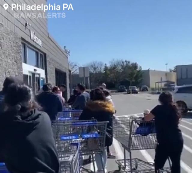 美国宾州一化工厂泄漏 民众超市成箱抢购瓶装水货架被清空