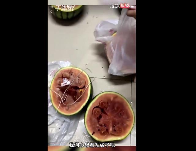 女生可怜卖瓜大爷包圆西瓜 结果全坏 坏人都变老了