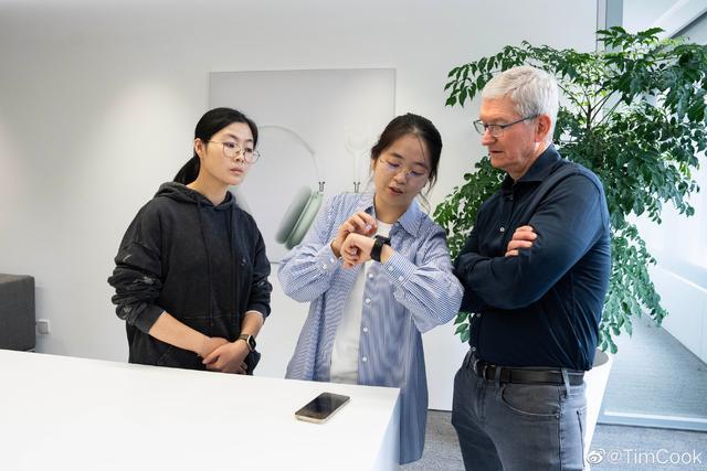 库克现身米哈游总部 与《原神》创作者交谈 晒和《原神》创作者合影！