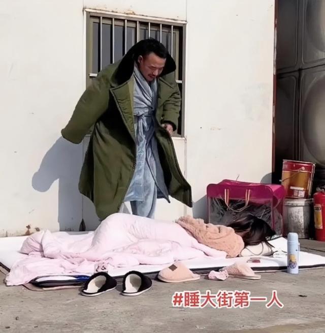 男子负债睡大街，女友不离不弃一起露宿街头，网友：振作 别让她输