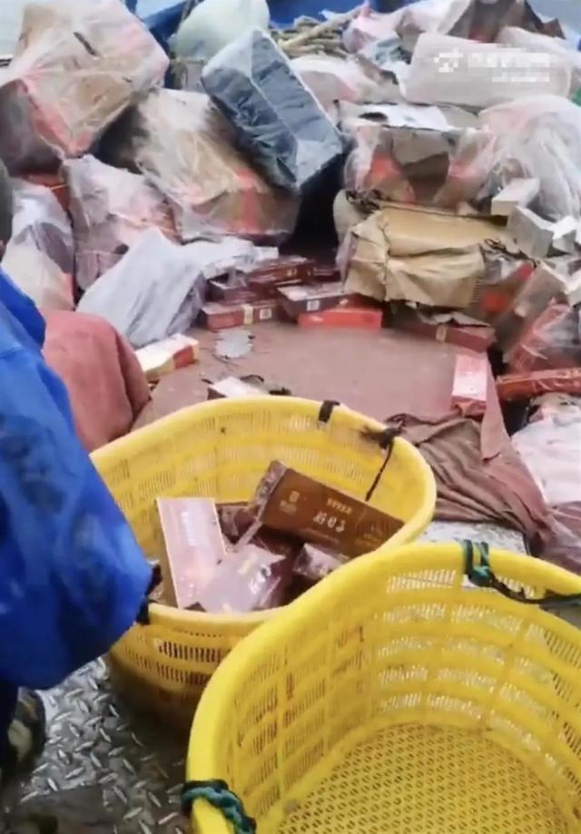 渔民捞到大量漂流香烟，不乏名贵品牌边捞边喊“发财啦”，已移交烟草部门