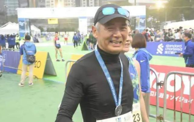 网友偶遇周润发钟镇涛在小饭馆挤在墙角低调吃饭 太接地气了！