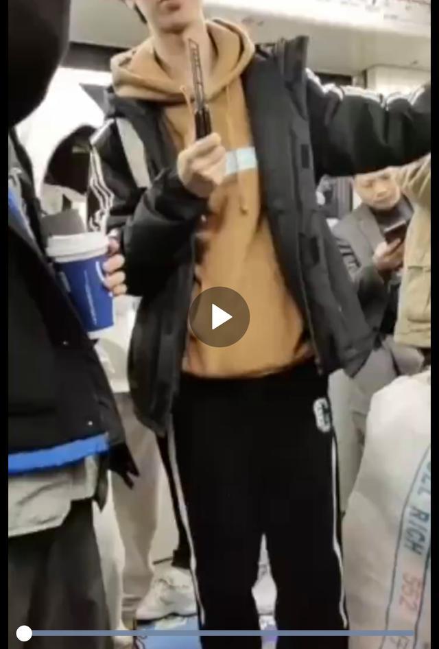 上海地铁谈乘客地铁玩刀：确有此事，已移交相关部门处理