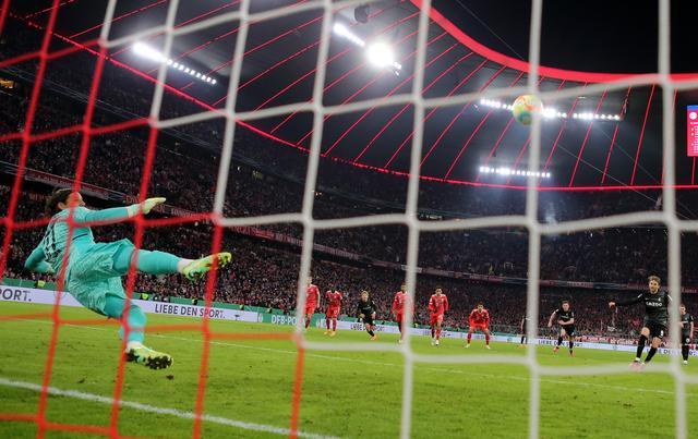 德国杯-穆西亚拉补时送点 霍勒点射绝杀！拜仁1-2弗赖堡 无缘德国杯4强！