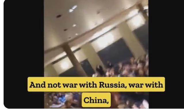 美国民众群起质问佩洛西，抗议者：嘿，你这个战争犯！