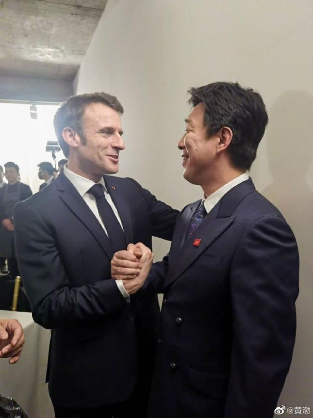 黄渤晒与法国总统马克龙合照，表示倍感荣幸！