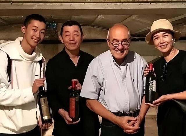 蒋雯丽全家探访法国酒庄 儿子高大帅气 养女身份成谜？