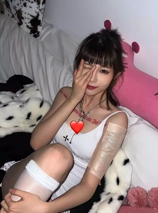 曝张继科曾与痞幼同居 疑痞幼朋友圈还放出床照？