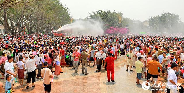 云南泼水节万人狂欢，庆祝傣历新年！